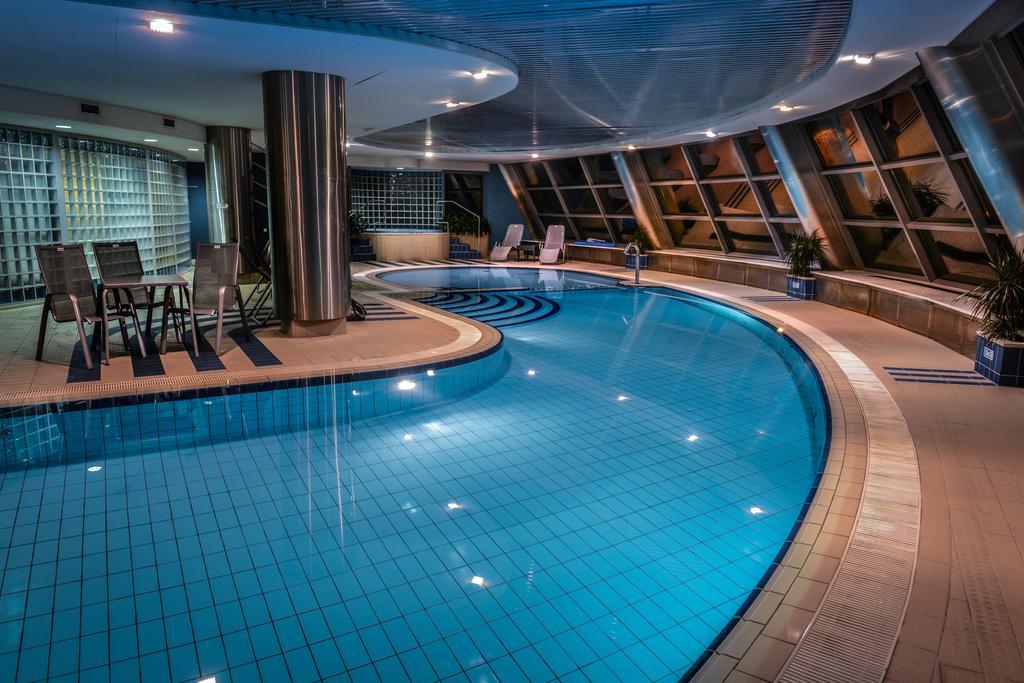 Hotel Belweder อุสทรอน ภายนอก รูปภาพ The swimming pool at the hotel