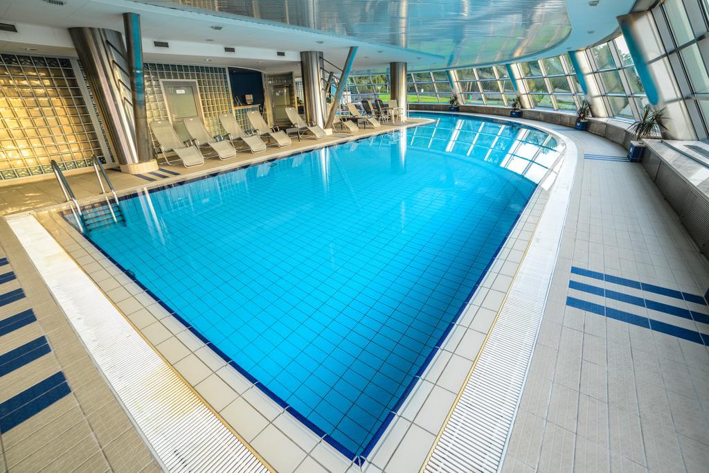 Hotel Belweder อุสทรอน ภายนอก รูปภาพ Swimming pool