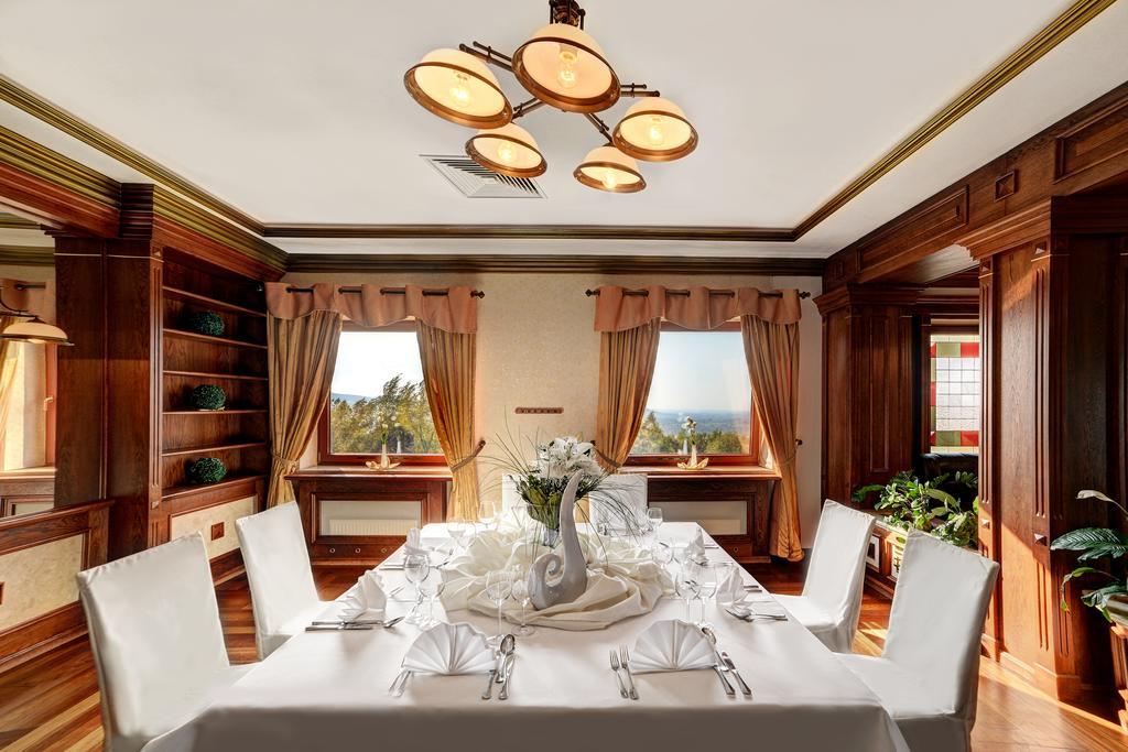 Hotel Belweder อุสทรอน ภายนอก รูปภาพ A dining room