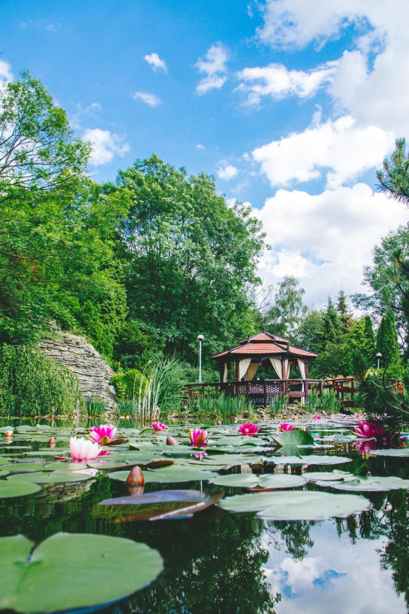 Hotel Belweder อุสทรอน ภายนอก รูปภาพ The Lotus Pond