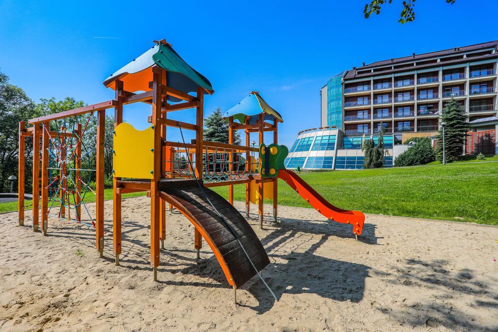 Hotel Belweder อุสทรอน ภายนอก รูปภาพ Playground in the center of the village