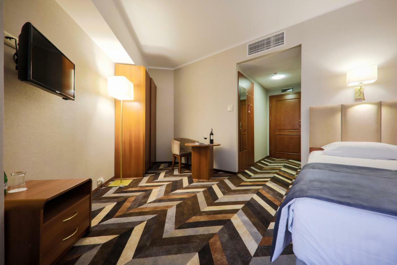 Hotel Belweder อุสทรอน ภายนอก รูปภาพ A room at the hotel