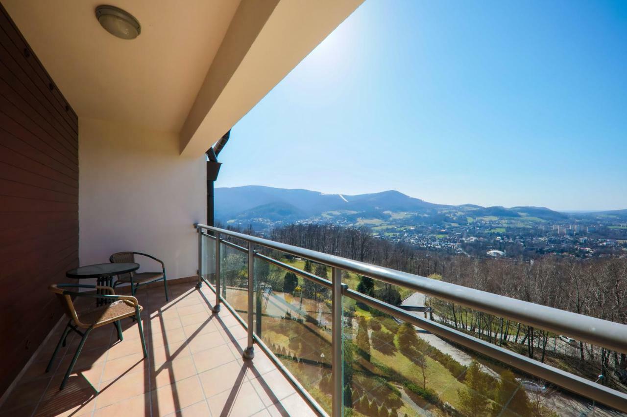 Hotel Belweder อุสทรอน ภายนอก รูปภาพ A balcony