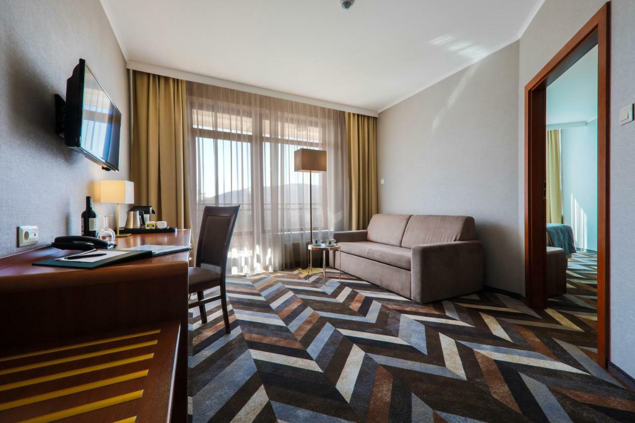 Hotel Belweder อุสทรอน ภายนอก รูปภาพ Suite