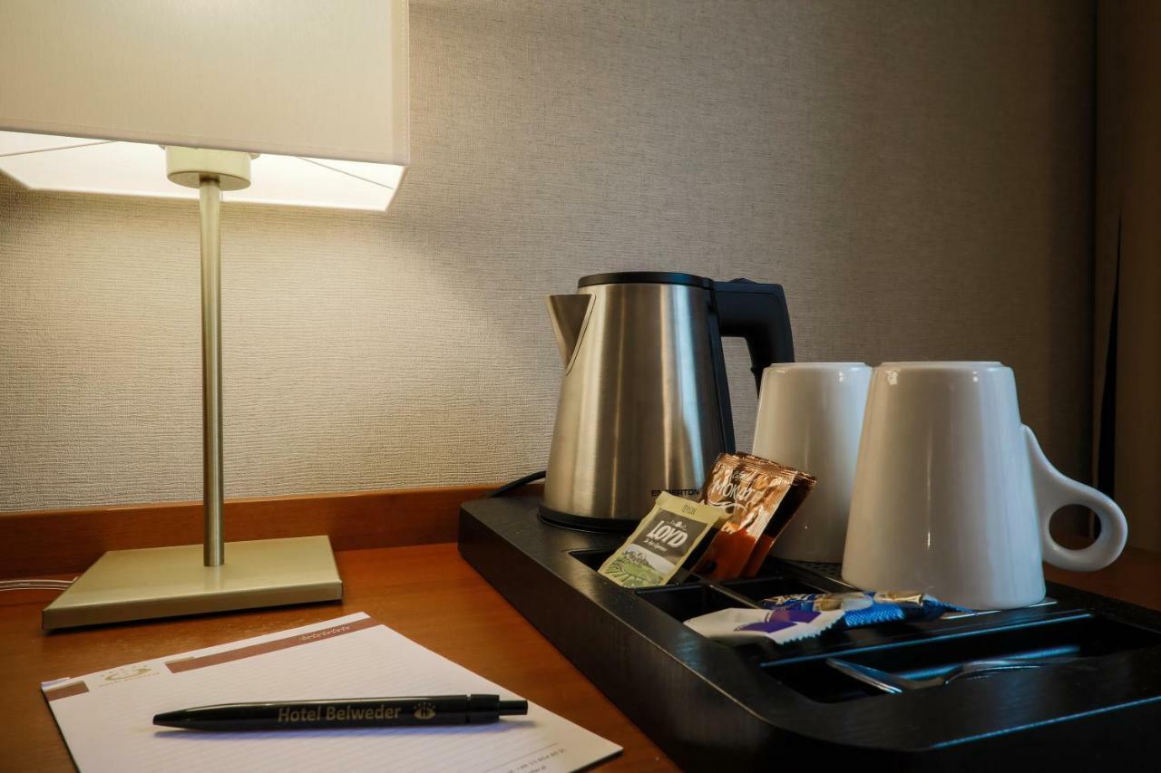 Hotel Belweder อุสทรอน ภายนอก รูปภาพ A kettle in a hotel room