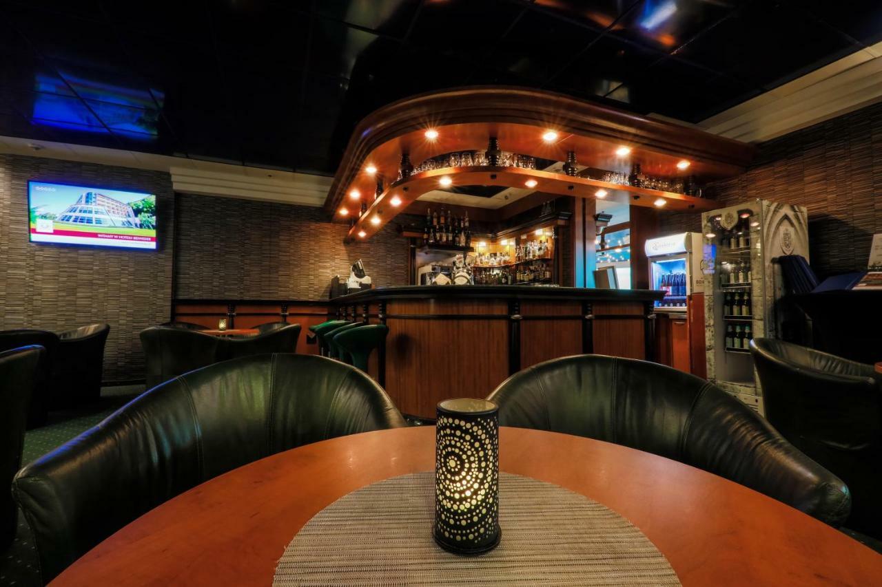 Hotel Belweder อุสทรอน ภายนอก รูปภาพ The bar at the hotel
