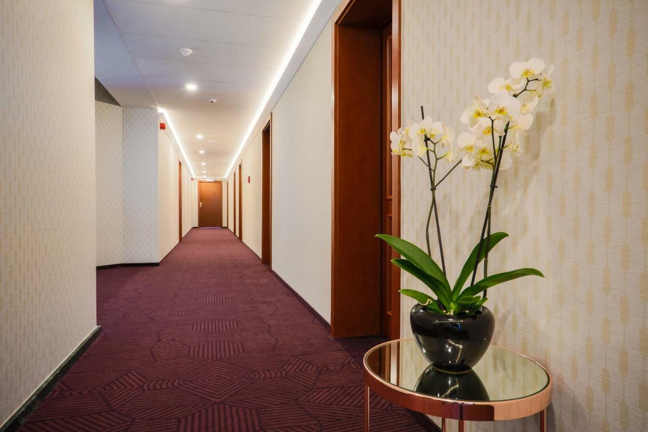 Hotel Belweder อุสทรอน ภายนอก รูปภาพ A corridor in a hotel